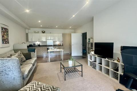 3 bedroom apartment to rent, Hilltop Avenue, London