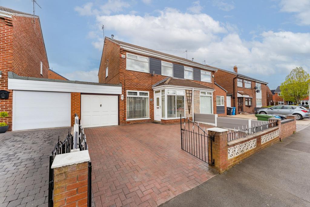 Widnes, Widnes WA8 3 bed semidetached house for sale £225,000