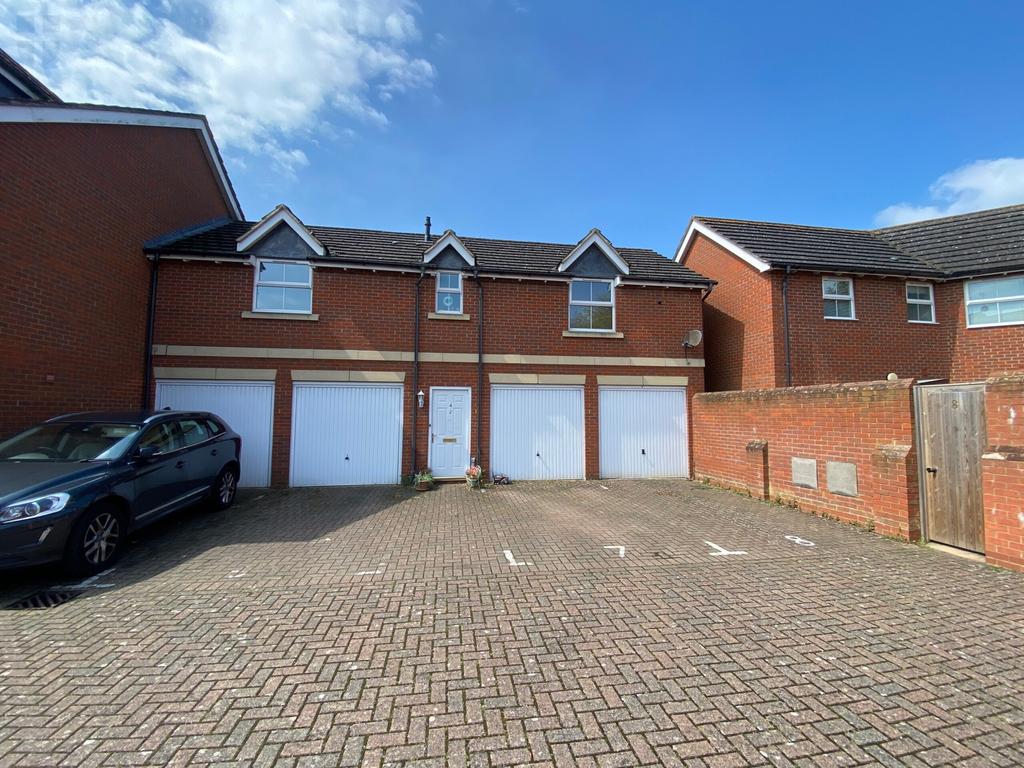 Juniper Drive, Aylesbury 2 bed coach house for sale £215,000