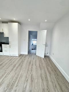2 bedroom maisonette to rent, Coliston Passage, London SW18