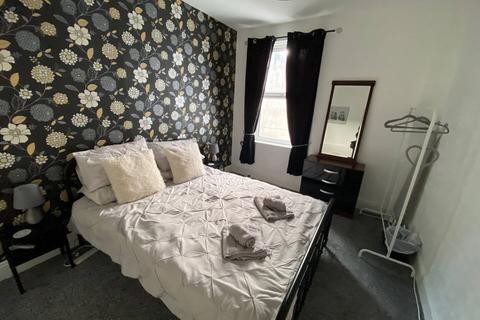 3 bedroom semi-detached house to rent, Clarendon Road, Blackpool FY1
