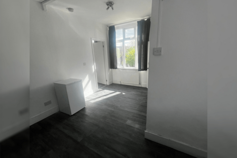 2 bedroom flat to rent, Northwood Hills, London HA6