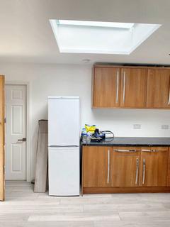 2 bedroom flat to rent, Linkway, London SW20