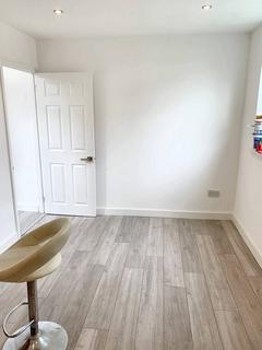 2 bedroom flat to rent, Linkway, London SW20