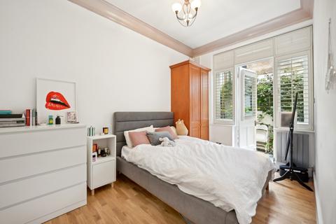 3 bedroom flat to rent, Queens Gate, London