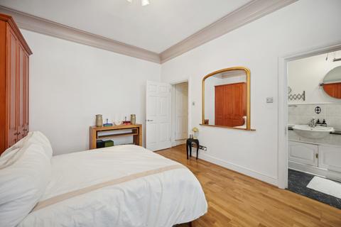 3 bedroom flat to rent, Queens Gate, London