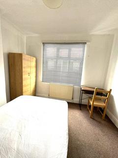 1 bedroom in a flat share to rent, church Lane , NW9