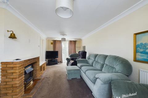 3 bedroom terraced house for sale, Quarrendon Avenue, Aylesbury, Bucks