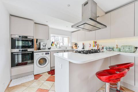 25 Lake Avenue, Bromley, BR1 4EN