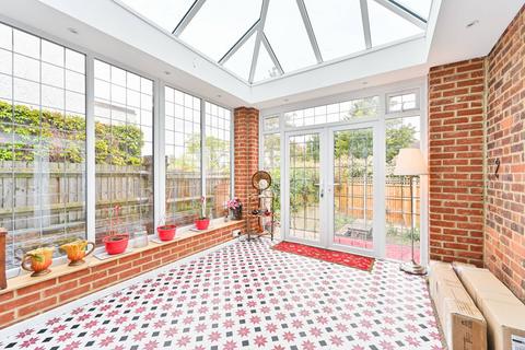 25 Lake Avenue, Bromley, BR1 4EN