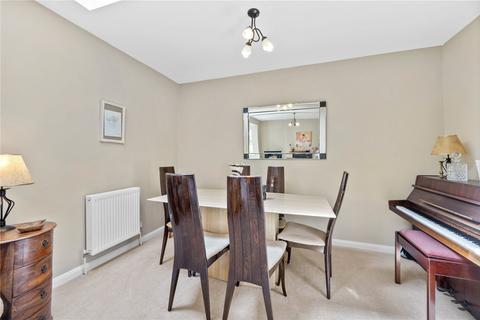 25 Bramley Close, Chertsey, KT16 8HJ