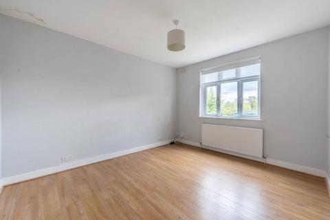 2 bedroom flat to rent, Canons Park Close, Edgware, HA8