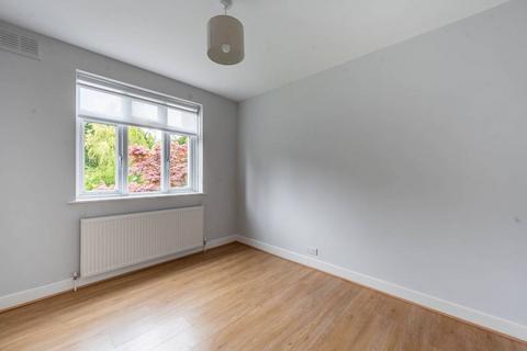 2 bedroom flat to rent, Canons Park Close, Edgware, HA8