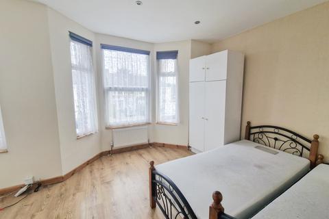 1 bedroom flat to rent, Spectrum Tower, 2-20 Hainault Street, IG1