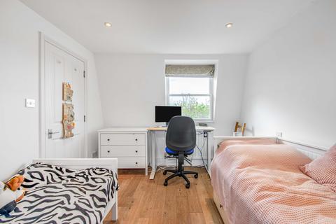 2 bedroom flat for sale, Grayshott Road, SW11