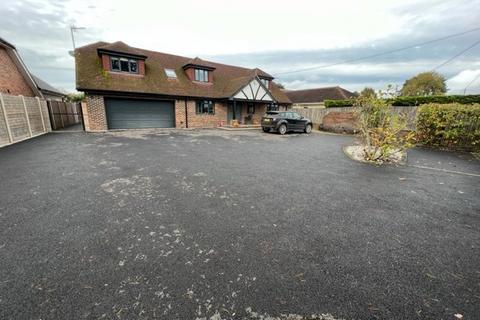 5 bedroom detached house to rent, Heather Close, St Leonards, Ringwood, BH24