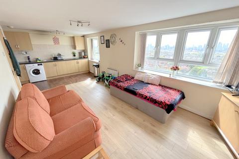 2 bedroom apartment for sale, Highclere Avenue, Salford M7