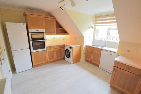 3 bedroom flat for sale, Station Road, New Milton, Hampshire. BH25 6LU
