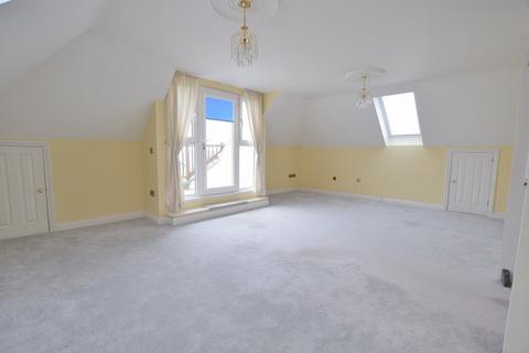 3 bedroom flat for sale, Station Road, New Milton, Hampshire. BH25 6LU