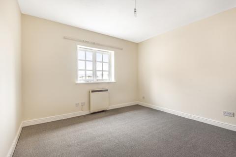 2 bedroom flat to rent, Gilbert Close Shooters Hill SE18