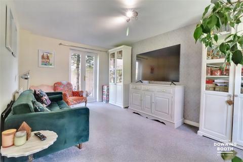8 Thropp Close, Lichfield, WS13 8FP
