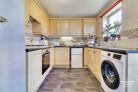 8 Thropp Close, Lichfield, WS13 8FP