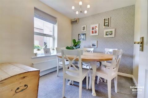 8 Thropp Close, Lichfield, WS13 8FP