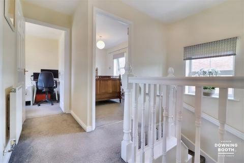 8 Thropp Close, Lichfield, WS13 8FP