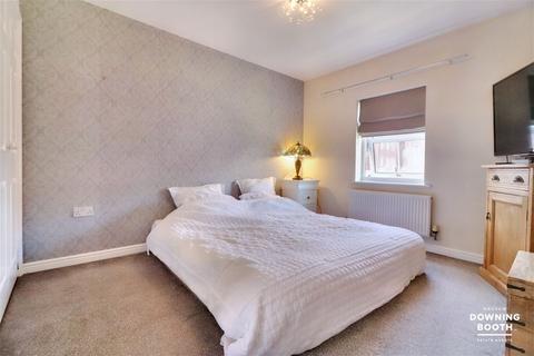 8 Thropp Close, Lichfield, WS13 8FP