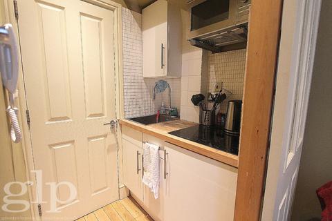 Studio to rent, Villiers Street WC2N