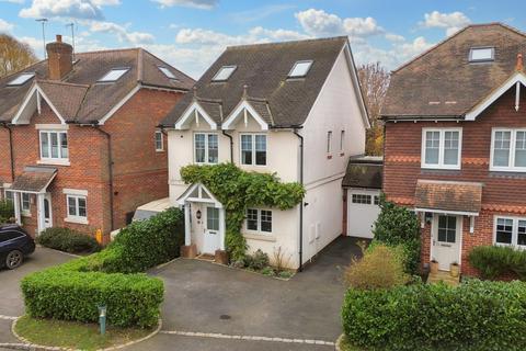 25 Admiral Way, Godalming, GU7 1QN