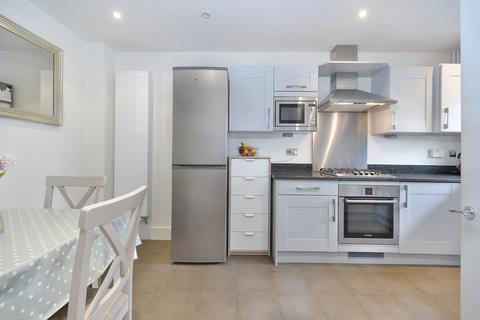 25 Admiral Way, Godalming, GU7 1QN