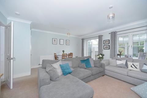25 Admiral Way, Godalming, GU7 1QN