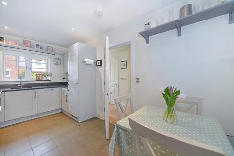 25 Admiral Way, Godalming, GU7 1QN