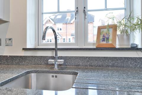 25 Admiral Way, Godalming, GU7 1QN