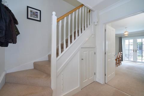 25 Admiral Way, Godalming, GU7 1QN