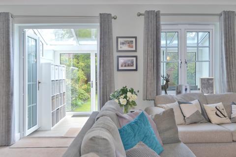 25 Admiral Way, Godalming, GU7 1QN