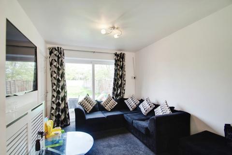 3 bedroom semi-detached house to rent, Pinewood Green, Iver Heath SL0