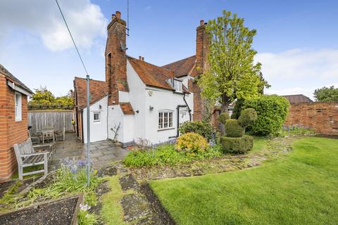 3 bedroom detached house for sale, Basingstoke Road, Reading RG7