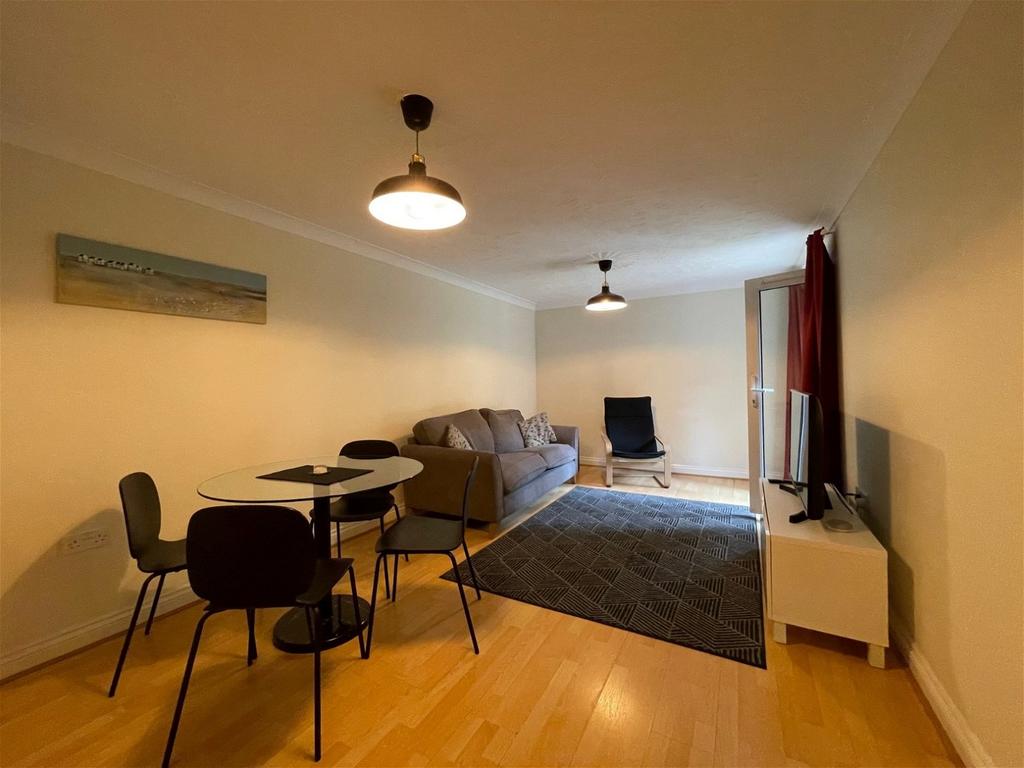 Gould Close, Newbury RG14 2 bed apartment to rent £1,250 pcm (£288 pw)