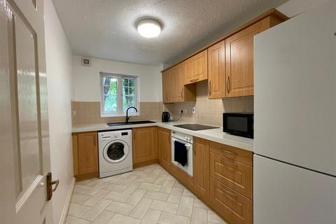 2 bedroom apartment to rent, Gould Close, Newbury RG14