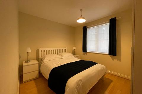 2 bedroom apartment to rent, Gould Close, Newbury RG14