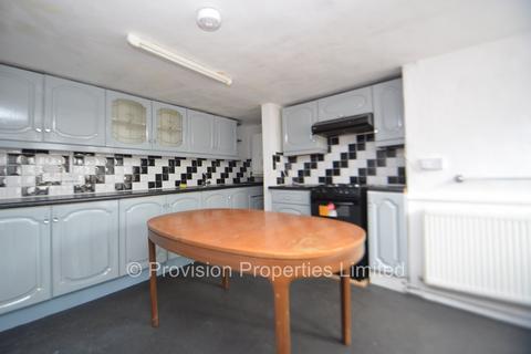 2 bedroom end of terrace house to rent, Beechwood Row, Burley LS4
