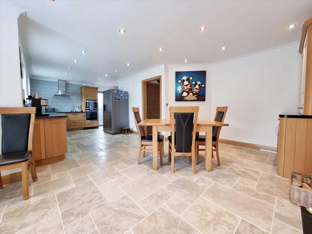 Living/Dining Area: