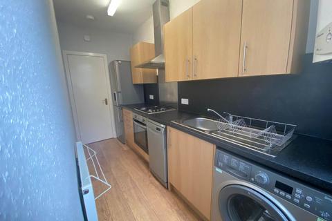 2 bedroom flat to rent, 2 2/1 Fords Lane, ,