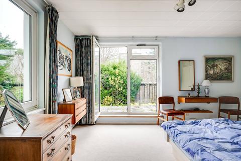 5 View Close, London, N6 4DD