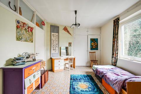 5 View Close, London, N6 4DD