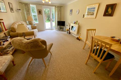 2 bedroom ground floor flat for sale, Arnoldfield Court, Gonerby Hill Foot, Grantham, NG31