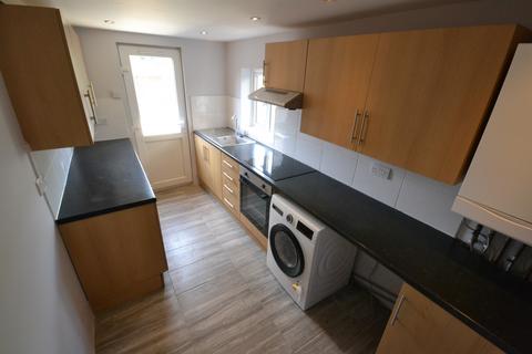 2 bedroom house to rent, Chase Road, London N14