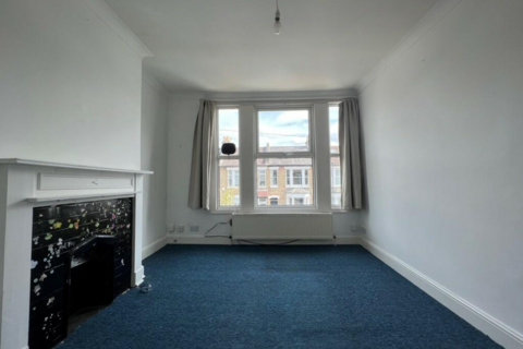 2 bedroom flat to rent, Russell Rd